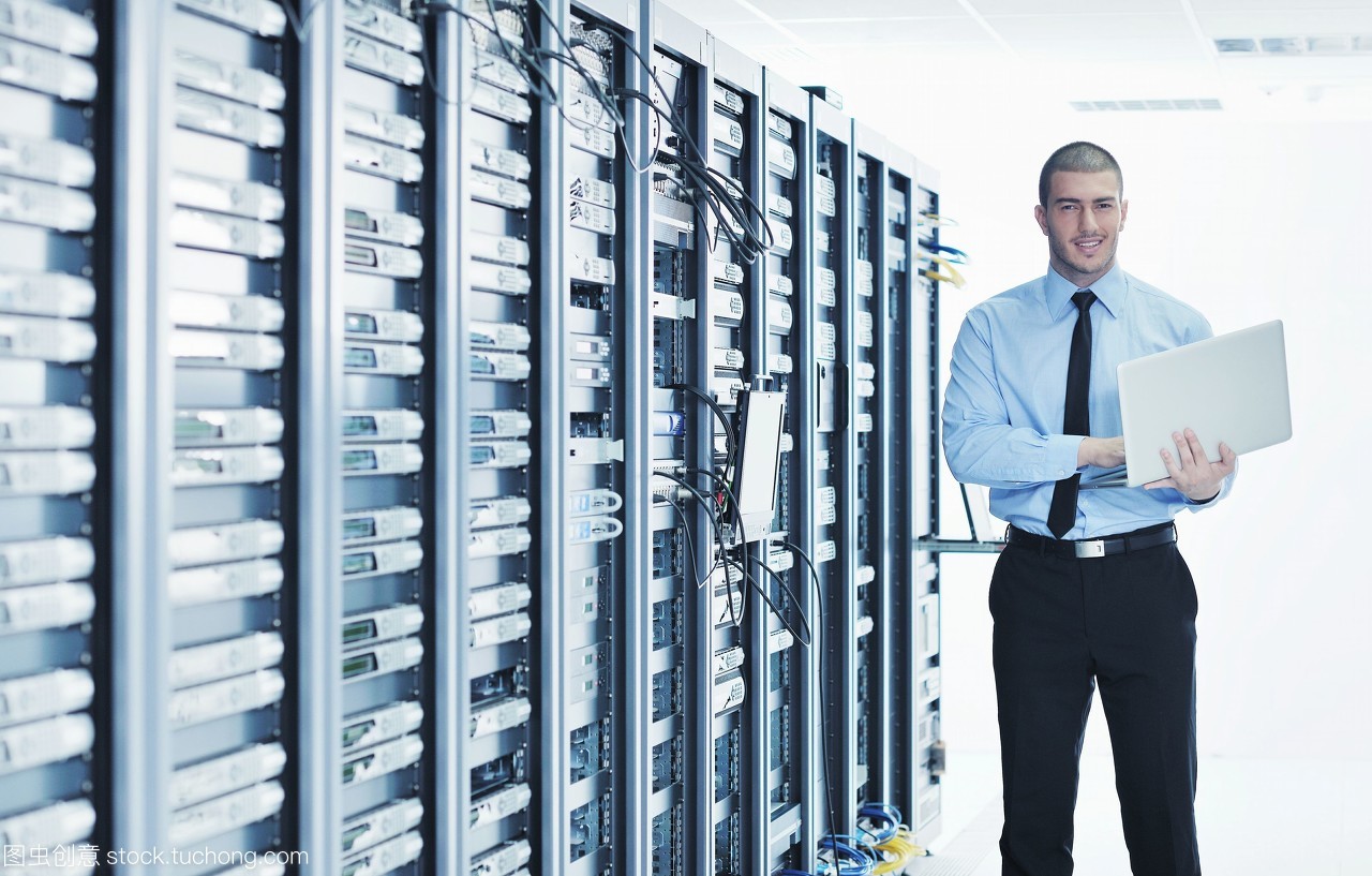 鋁薄光影中的數(shù)字脈搏 年輕工程師與服務(wù)器的未來(lái)對(duì)話(huà)